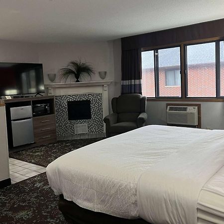 Ramada By Wyndham Cedar Rapids South Hotel Ngoại thất bức ảnh