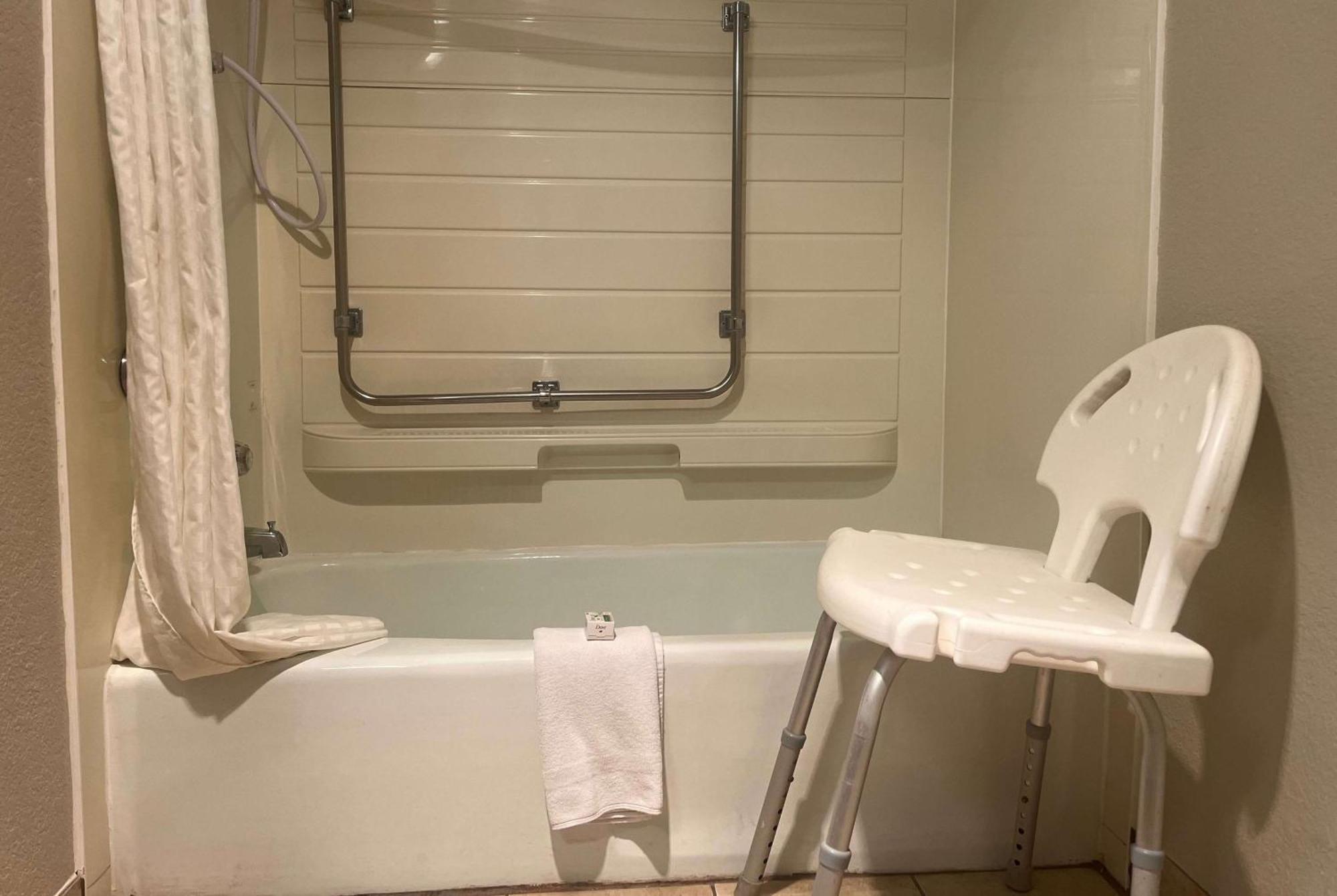 Ramada By Wyndham Cedar Rapids South Hotel Ngoại thất bức ảnh