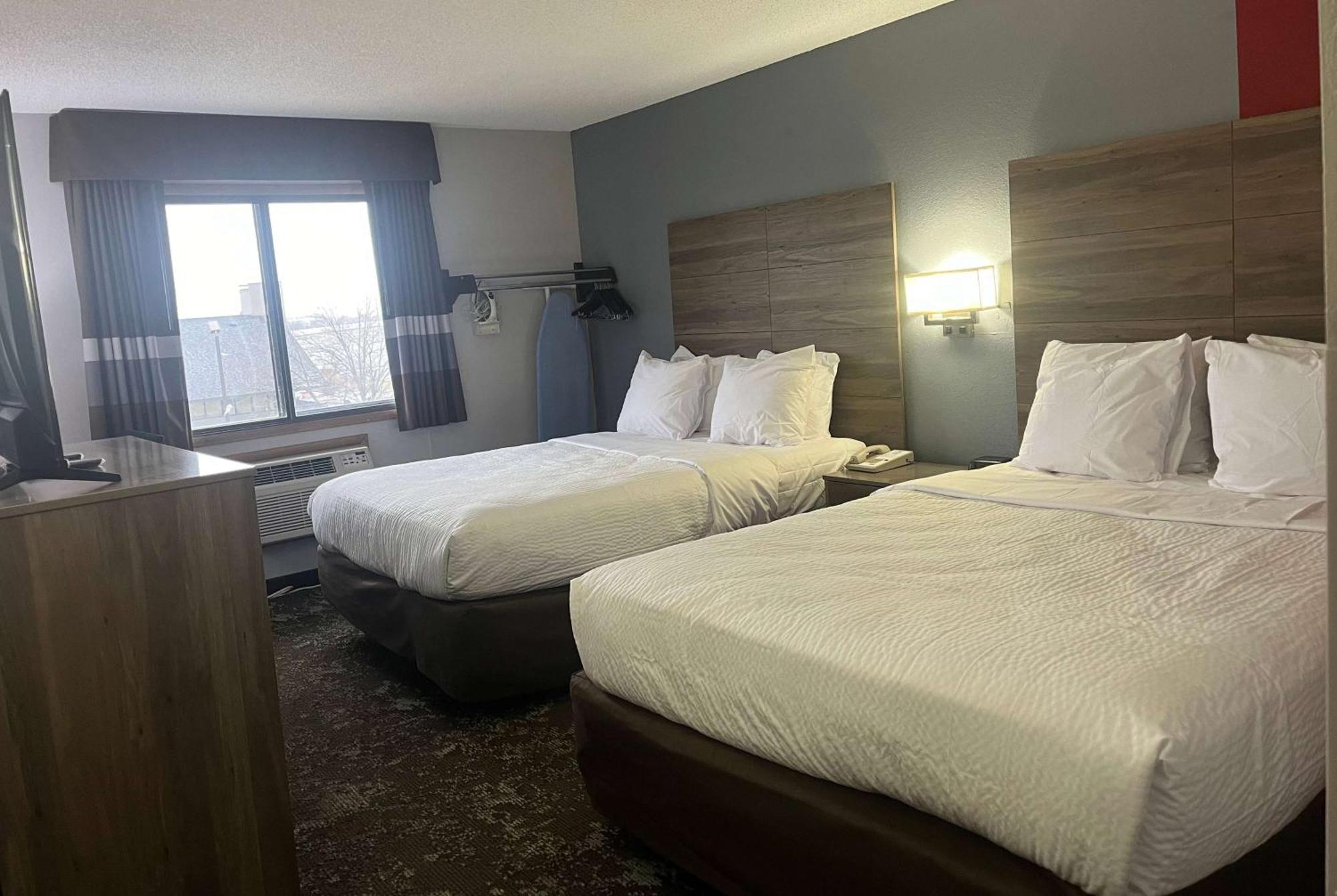Ramada By Wyndham Cedar Rapids South Hotel Ngoại thất bức ảnh