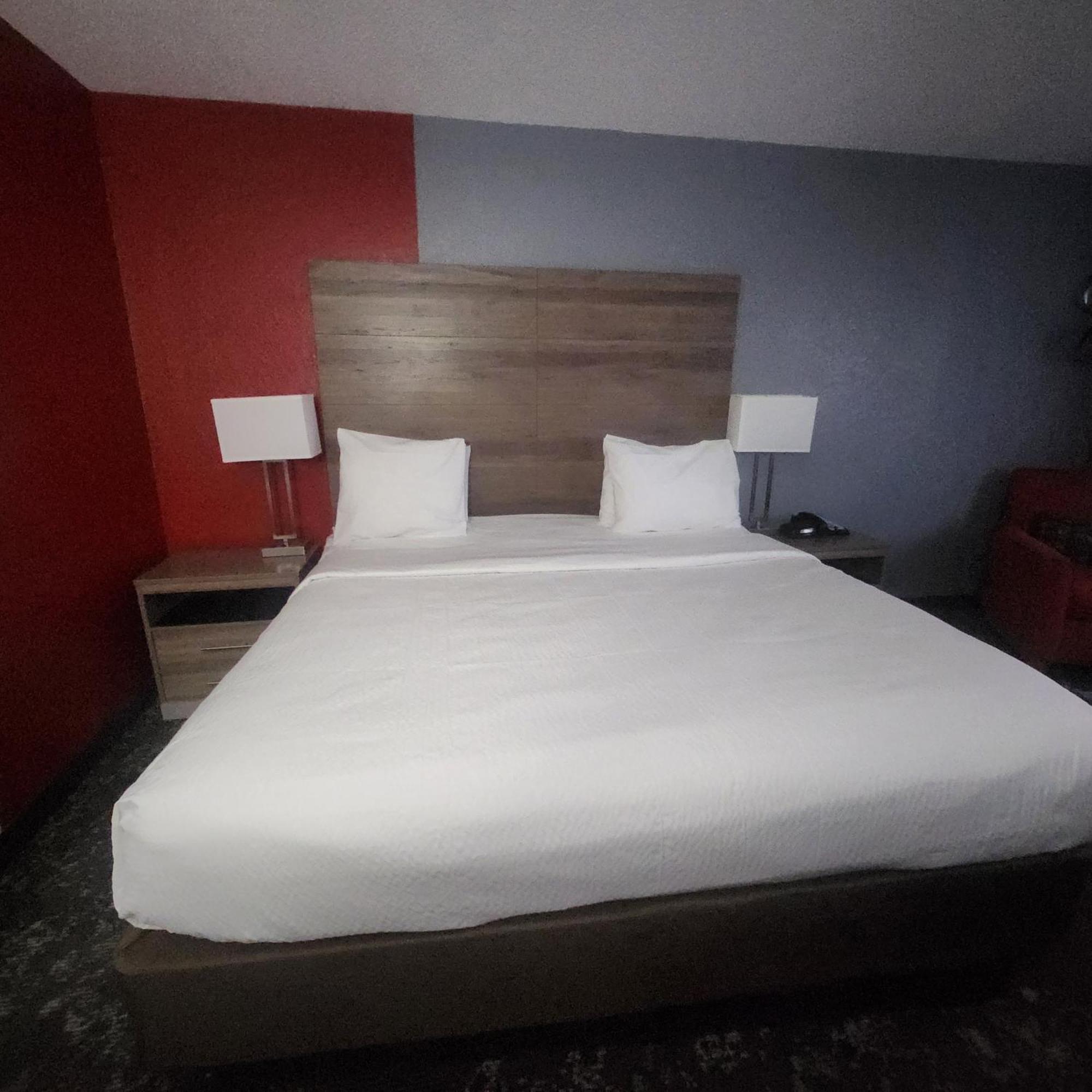 Ramada By Wyndham Cedar Rapids South Hotel Ngoại thất bức ảnh