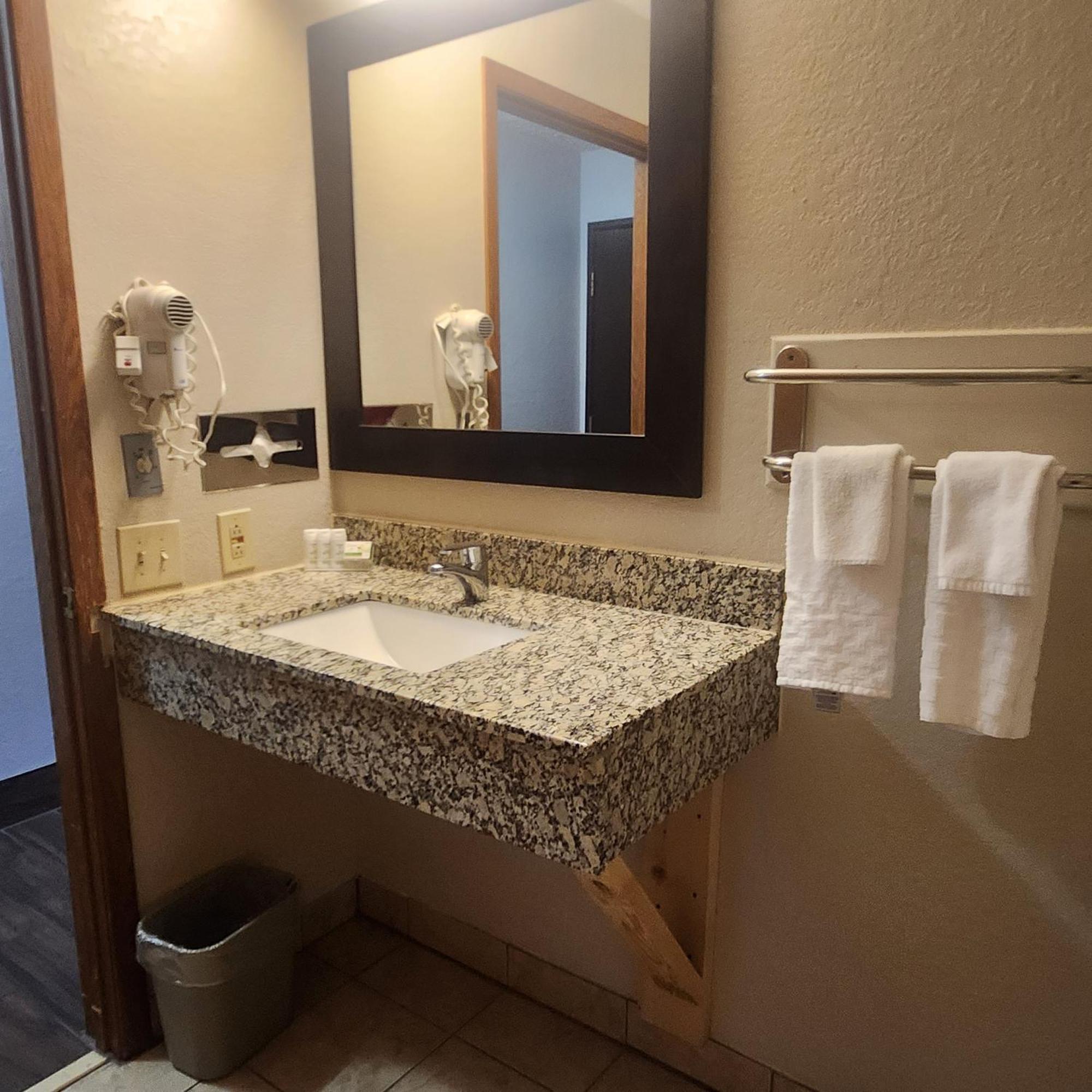 Ramada By Wyndham Cedar Rapids South Hotel Ngoại thất bức ảnh