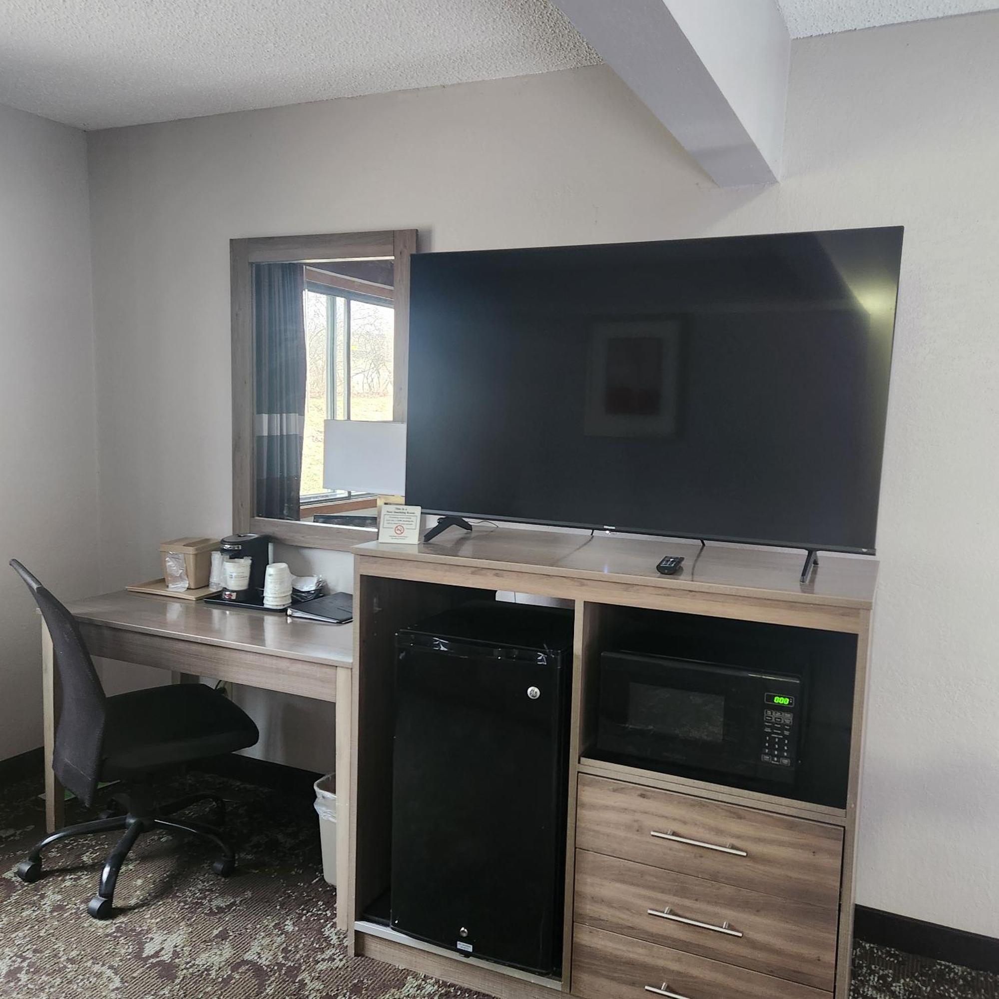 Ramada By Wyndham Cedar Rapids South Hotel Ngoại thất bức ảnh