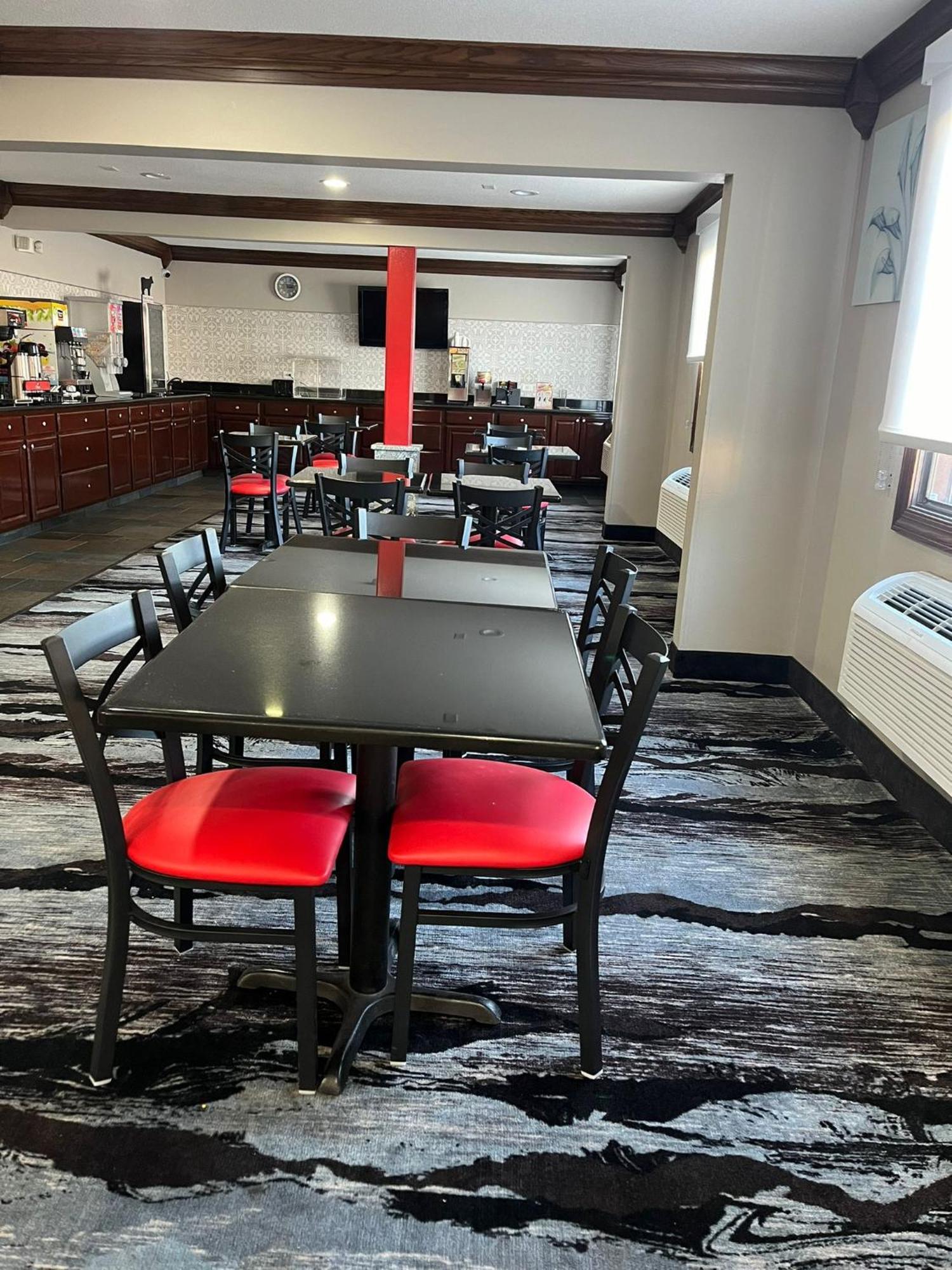 Ramada By Wyndham Cedar Rapids South Hotel Ngoại thất bức ảnh